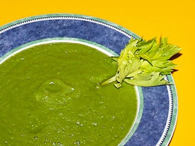 Rohköstliche Suppe aus Zucchini und Staudensellerie