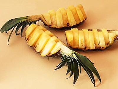 Anleitung: Ananas aufschneiden