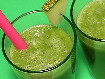 Grüner Smoothie aus Wildkräutern für Kinder