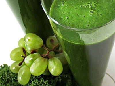 Grüner Smoothie aus Grünkohl und Trauben