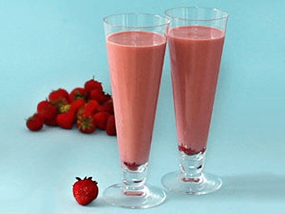 Milch-Smoothie aus Erdbeeren und Kokosnuss Mus