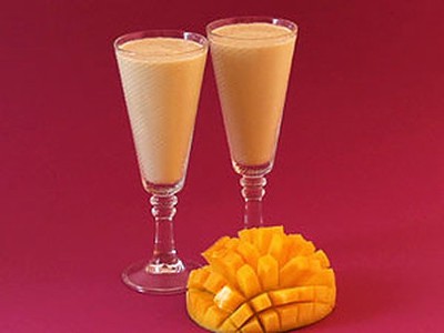 Milch Smoothie mit Kokos und Mango