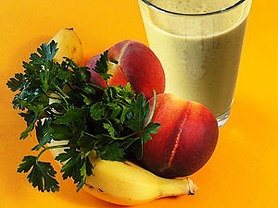 Smoothie Zubereitung: Früchte, Standmixer, Gemüse