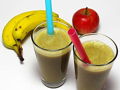 Smoothie aus Blattsalat, Apfel und Banane