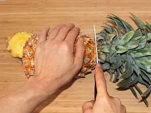 Ananas schneiden